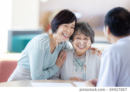 Nursing care Parent-child photography cooperation "LINK FOREST" receiving explanations at long-term care facilities 84927867