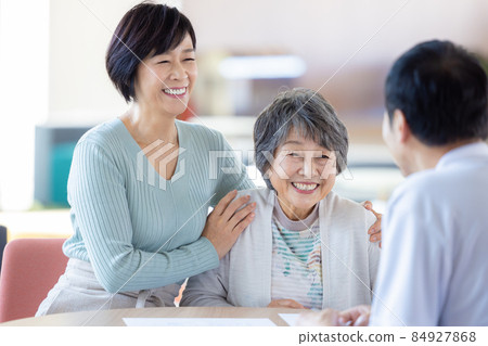 Nursing care Parent-child photography cooperation "LINK FOREST" receiving explanations at long-term care facilities Nursing care Parent-child photography cooperation "LINK FOREST" receiving explanations at long-term care facilities 84927868