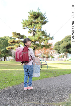 Elementary school girl going to and from school Elementary school girl going to and from school 84928101
