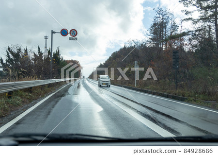 從乘客座位看雨天公路風景 從乘客座位看雨天公路風景 84928686