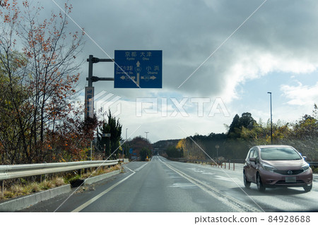Highway scenery on a rainy day seen from the passenger seat 84928688