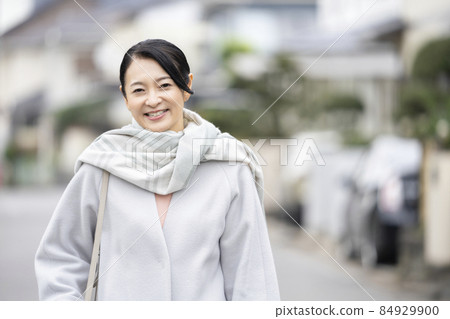 穿著外套的微笑的阿拉菲夫女人 84929900