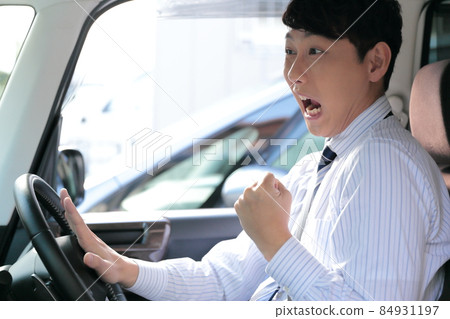 一個商人危險駕駛的形象 一個商人危險駕駛的形象 84931197