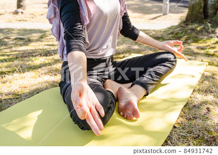 女性在假期在公園裡做瑜伽 女性在假期在公園裡做瑜伽 84931742