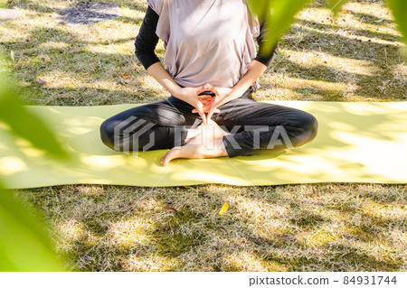 女性在假期在公園裡做瑜伽 84931744