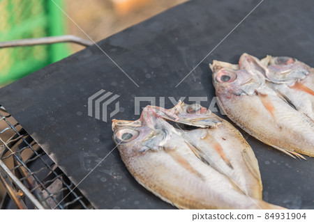【在中津川河床上烤黑喉鱸魚】 84931904