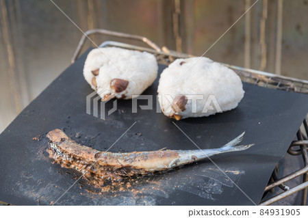 [在中津川河床獨爐烤秋刀魚和烤飯糰] 84931905