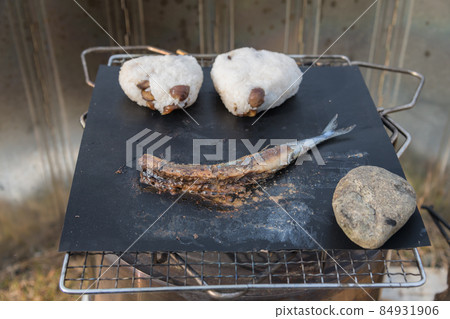 [Bake saury and grilled rice balls on the Nakatsugawa riverbed solo stove] 84931906