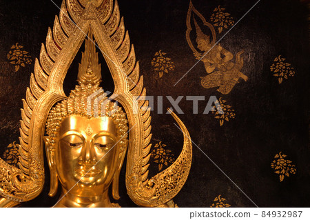 優雅的佛像，四周環繞著泰國上座部佛教的金色裝飾 84932987