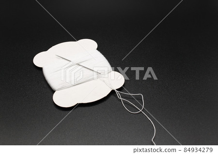 Sewing needle and white thread 84934279
