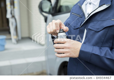 工人男手在工作現場喝罐裝咖啡 工人男手在工作現場喝罐裝咖啡 84934467