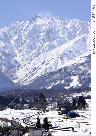 冬季 信州白馬村 北阿爾卑斯大糸線 跑在五龍山後面的特急梓 84934468