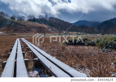 秋葉和木板路 84934624