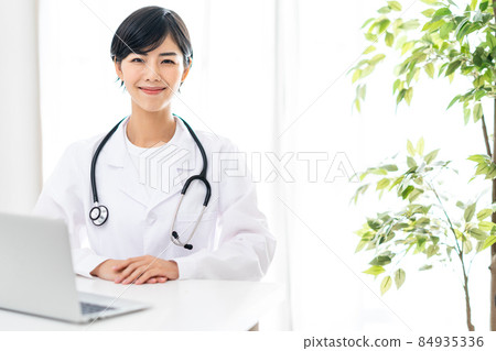 Doctor woman 84935336