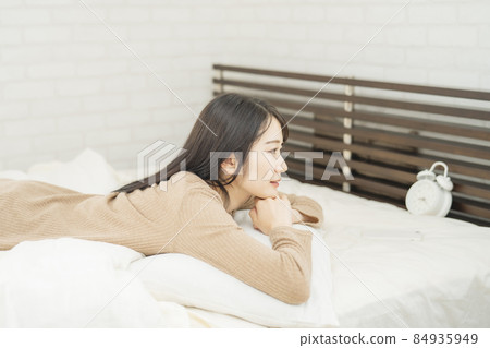 Female lying in bed (sleeping) 84935949