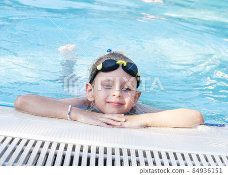 Little girl swiming in the pool 84936151