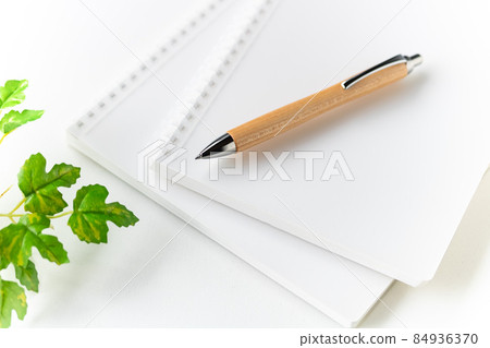 不傷手的軟環筆記本和木製圓珠筆 84936370