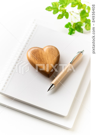 不傷手的軟環筆記本和木製圓珠筆 84936408