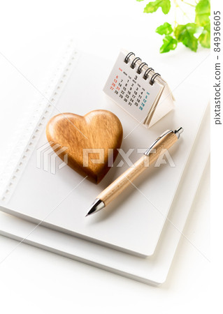 Soft ring notebook and wooden ballpoint pen that do not hurt your hands 84936605