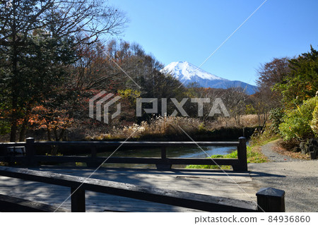 Oshino Village from late autumn to early winter Oshino Village from late autumn to early winter 84936860