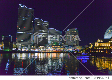 當西方的天空被染成藍色，接近夜晚的島島時，“橫濱港未來”的燈光開始跳舞。 84936961