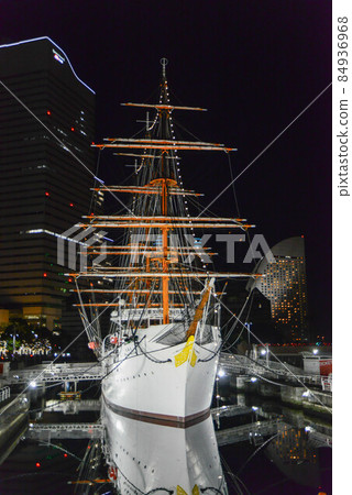 The lights of "Yokohama Minatomirai" began to dance when the western sky was dyed blue and Shijima at night was approaching. The lights of "Yokohama Minatomirai" began to dance when the western sky was dyed blue and Shijima at night was approaching. 84936968