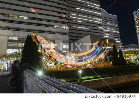 The lights of "Yokohama Minatomirai" began to dance when the western sky was dyed blue and Shijima at night was approaching. The lights of "Yokohama Minatomirai" began to dance when the western sky was dyed blue and Shijima at night was approaching. 84936974