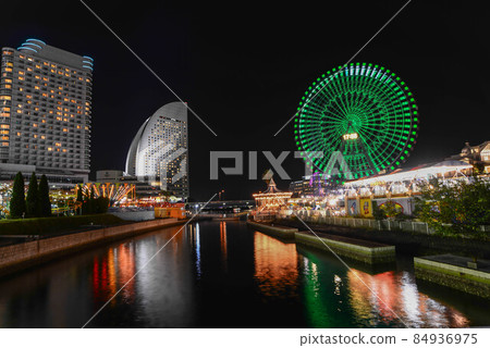 The lights of "Yokohama Minatomirai" began to dance when the western sky was dyed blue and Shijima at night was approaching. 84936975