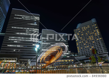 當西方的天空被染成藍色,接近夜晚的島島時,“橫濱港未來”的燈光開始跳舞。 當西方的天空被染成藍色,接近夜晚的島島時,“橫濱港未來”的燈光開始跳舞。 84936980