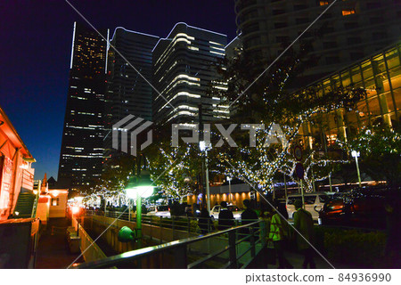 當西方的天空被染成藍色，接近夜晚的島島時，“橫濱港未來”的燈光開始跳舞。 84936990