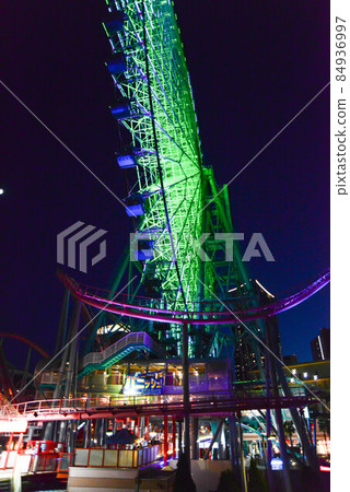 當西方的天空被染成藍色，接近夜晚的島島時，“橫濱港未來”的燈光開始跳舞。 84936997