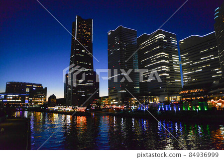 The lights of "Yokohama Minatomirai" began to dance when the western sky was dyed blue and Shijima at night was approaching. The lights of "Yokohama Minatomirai" began to dance when the western sky was dyed blue and Shijima at night was approaching. 84936999
