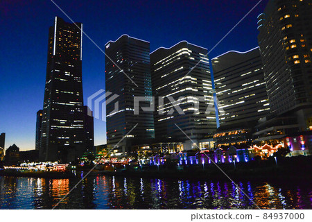 當西方的天空被染成藍色,接近夜晚的島島時,“橫濱港未來”的燈光開始跳舞。 當西方的天空被染成藍色,接近夜晚的島島時,“橫濱港未來”的燈光開始跳舞。 84937000