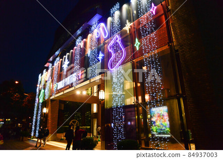 當西方的天空被染成藍色,接近夜晚的島島時,“橫濱港未來”的燈光開始跳舞。 當西方的天空被染成藍色,接近夜晚的島島時,“橫濱港未來”的燈光開始跳舞。 84937003