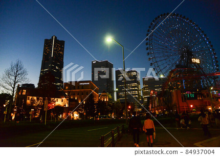 當西方的天空被染成藍色，接近夜晚的島島時，“橫濱港未來”的燈光開始跳舞。 84937004