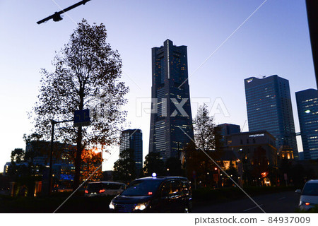 The lights of "Yokohama Minatomirai" began to dance when the western sky was dyed blue and Shijima at night was approaching. 84937009