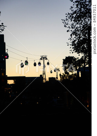 當西方的天空被染成藍色，接近夜晚的島島時，“橫濱港未來”的燈光開始跳舞。 84937011