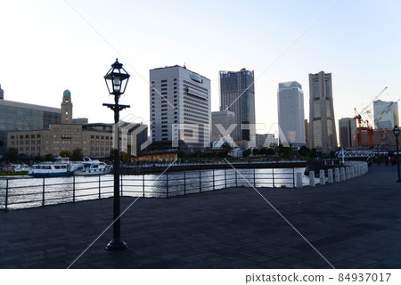The lights of "Yokohama Minatomirai" began to dance when the western sky was dyed blue and Shijima at night was approaching. 84937017