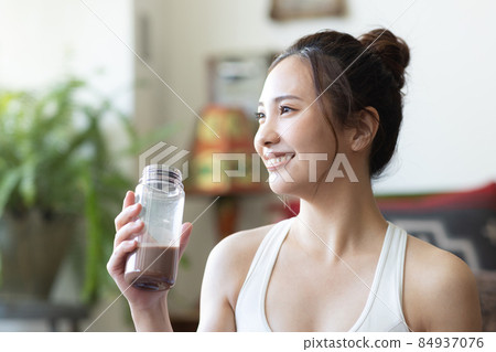 A cute woman who trains in the room 84937076