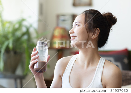 A cute woman who trains in the room 84937080
