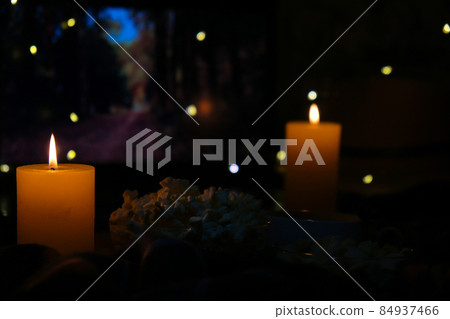 Movie on laptop at night in bedroom lit with candles. Pop corn. Autumn atmosphere at home 84937466