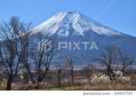Oshino Village from late autumn to early winter Oshino Village from late autumn to early winter 84937747