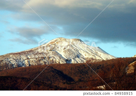 Snowy mountains in winter Snowy mountains in winter 84938915