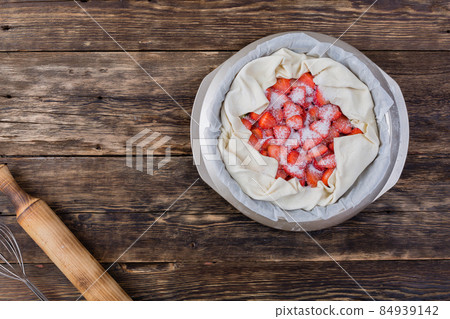 Cooking strawberry cake 84939142