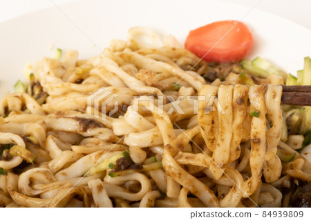 Morioka Jajamen 2. 依個人喜好加入醋、辣椒油、大蒜等拌勻即可食用。 Morioka Jajamen 2. 依個人喜好加入醋、辣椒油、大蒜等拌勻即可食用。 84939809