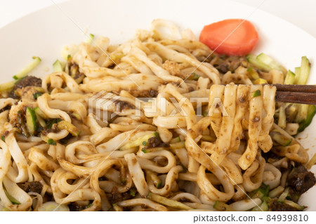 Morioka Jajamen 2. Add vinegar, chili oil, garlic, etc. to your liking and mix well to eat. 84939810