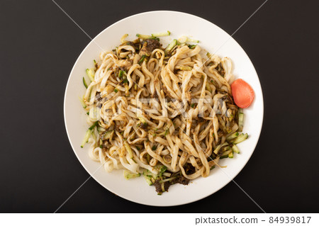 Morioka Jajamen 2. Add vinegar, chili oil, garlic, etc. to your liking and mix well to eat. Morioka Jajamen 2. Add vinegar, chili oil, garlic, etc. to your liking and mix well to eat. 84939817