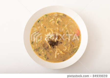 Morioka Jajamen 6. Completion of Chitantan Add boiled soup, green onions and meat miso 84939839