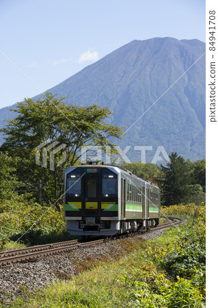 司機迷離 Jr函館本線普通列車h100型北4線鐵路道口 照片素材 圖片 圖庫