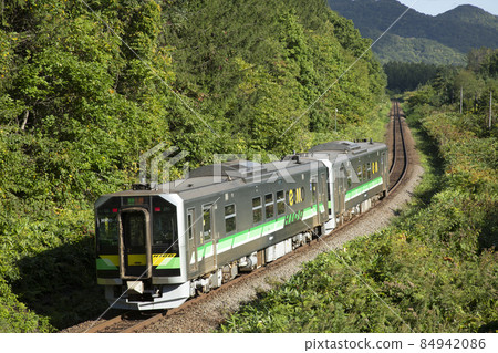 JR函館本線普通列車（H100型）銀山-鹿別 84942086